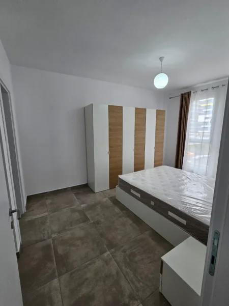 Tirane, jepet me qera Apartament 2+1+2 Tualete, Kati 1, 95 m², Çmimi 50.000 Lekë të Reja, (Tek Univers City,Tiranë.)