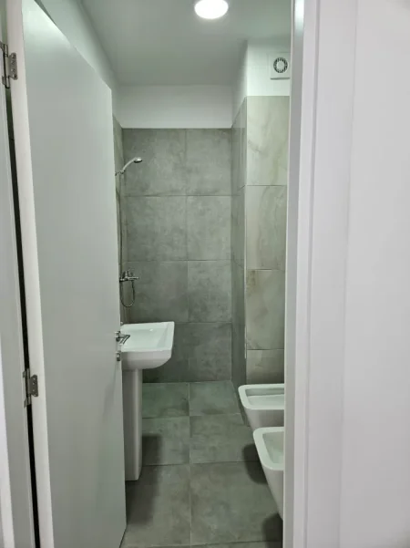 Tirane, jepet me qera Apartament 2+1+2 Tualete, Kati 1, 95 m², Çmimi 50.000 Lekë të Reja, (Tek Univers City,Tiranë.)