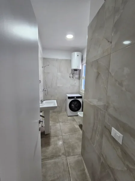 Tirane, jepet me qera Apartament 2+1+2 Tualete, Kati 1, 95 m², Çmimi 50.000 Lekë të Reja, (Tek Univers City,Tiranë.)