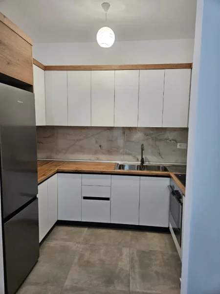 Tirane, jepet me qera Apartament 2+1+2 Tualete, Kati 1, 95 m², Çmimi 50.000 Lekë të Reja, (Tek Univers City,Tiranë.)
