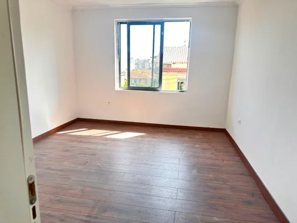Tirane, shitet apartament 1+1 Kati 4, 54 m² 80.600 € (Kombinat)