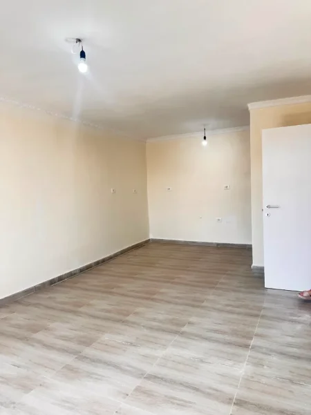 Tirane, shitet apartament 1+1 Kati 4, 54 m² 80.600 € (Kombinat)