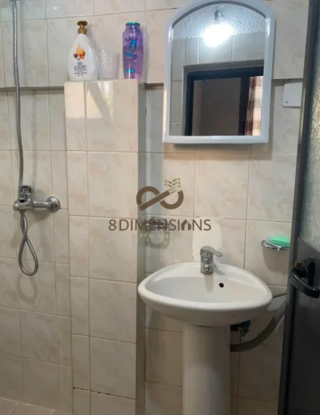Jepet me qera Apartament 1+1 ne Rrugen e Dibres, prane Shkolles Misto Mame (D8241A-235)
