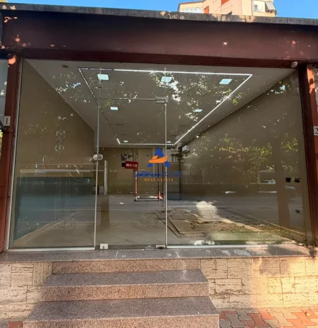 Tirane, jepet me qera ambjent biznesi Kati 0, 65 m² 1.718 € 
