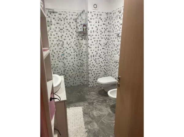 Tirane, jepet me qera apartament 1+1 Kati 5, 65 m² 500 € (SHKOLLA E BASHKUAR)
