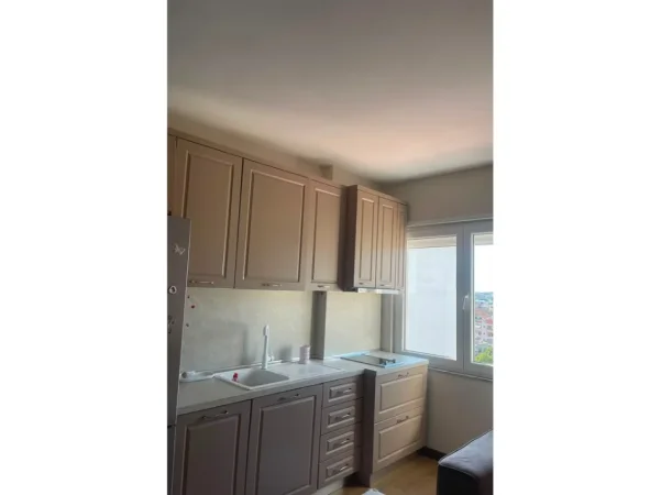 Tirane, jepet me qera apartament 1+1 Kati 5, 65 m² 500 € (SHKOLLA E BASHKUAR)