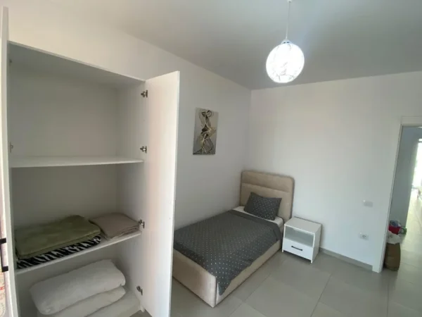 Tirane, jepet me qera apartament 2+1 Kati 5, 114 m² 750 € (Xhamlliku)