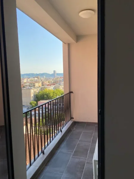 Tirane, jepet me qera apartament 2+1 Kati 5, 114 m² 750 € (Xhamlliku)