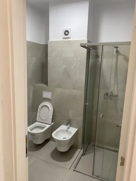 Tirane, jepet me qera apartament 2+1 Kati 5, 114 m² 750 € (Xhamlliku)