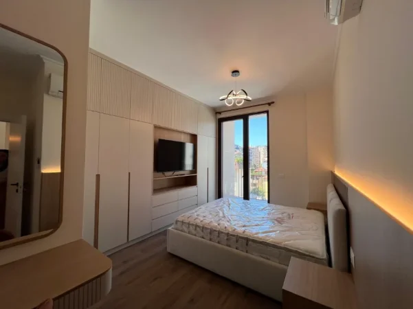 Tirane, jepet me qera apartament 2+1+Aneks+Ballkon Kati 5, 120 m² 2.000 € (Altana)