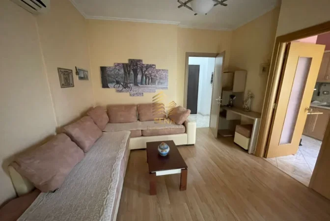 Tirane, jepet me qera apartament 1+1+Ballkon Kati 4, 70 m² 500 € (Laprake)