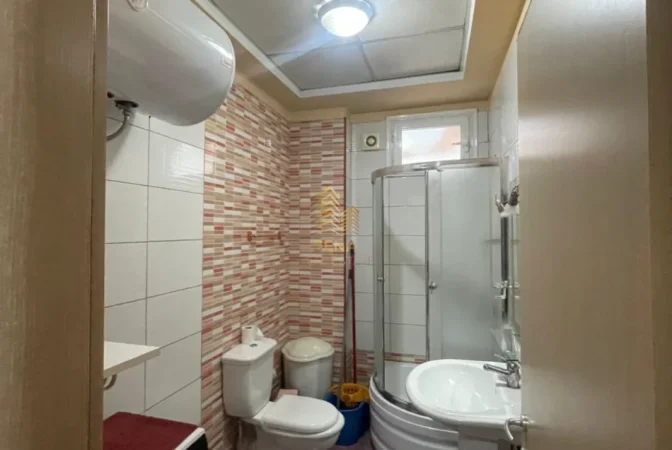Tirane, jepet me qera apartament 1+1+Ballkon Kati 4, 70 m² 500 € (Laprake)
