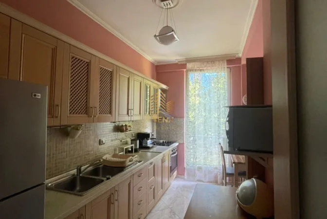 Tirane, jepet me qera apartament 1+1+Ballkon Kati 4, 70 m² 500 € (Laprake)