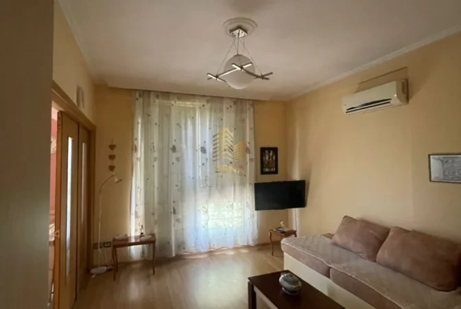 Tirane, jepet me qera apartament 1+1+Ballkon Kati 4, 70 m² 500 € (Laprake)