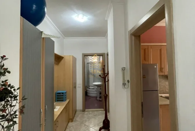 Tirane, jepet me qera apartament 1+1+Ballkon Kati 4, 70 m² 500 € (Laprake)
