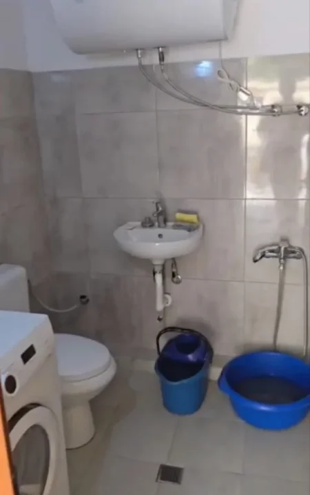 Tirane, jepet me qera apartament Studio Kati 1, 35 m² 250 € (Allias)