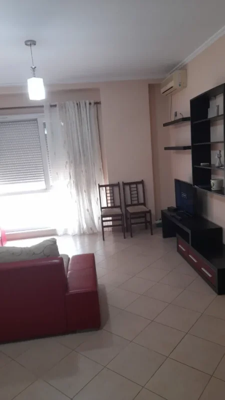 Tirane, jepet me qera apartament 1+1 Kati 3, 62 m² 550 € (Rruga Petro Nin Luarasi)