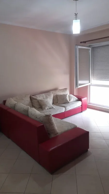 Tirane, jepet me qera apartament 1+1 Kati 3, 62 m² 550 € (Rruga Petro Nin Luarasi)