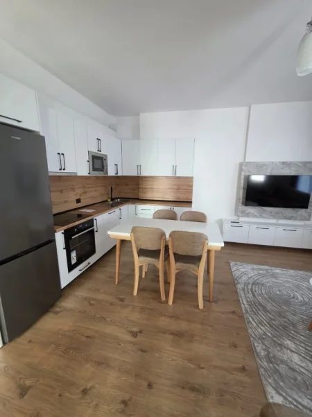 Tirane, jepet me qera apartament 2+1 , 109 m² 500 € (paskuqan)