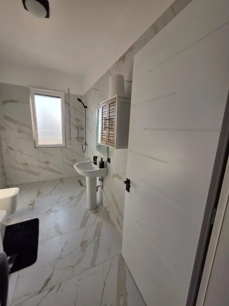 Tirane, jepet me qera apartament 2+1 , 109 m² 500 € (paskuqan)