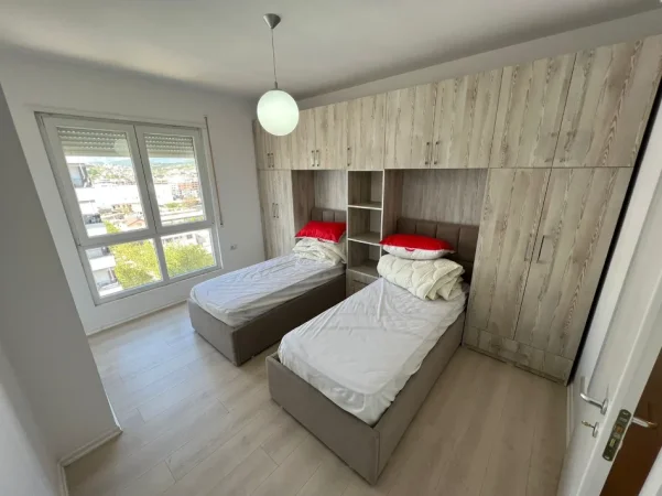 Tirane, jepet me qera apartament 2+1+Ballkon Kati 8, 90 m² (5 Maji)65,000 Lekë/muaj (i diskutueshëm)