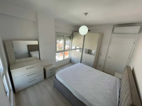 Tirane, jepet me qera apartament 2+1+Ballkon Kati 8, 90 m² (5 Maji)65,000 Lekë/muaj (i diskutueshëm)