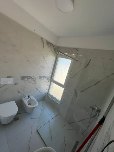 Tirane, jepet me qera apartament 2+1+Ballkon Kati 8, 90 m² (5 Maji)65,000 Lekë/muaj (i diskutueshëm)