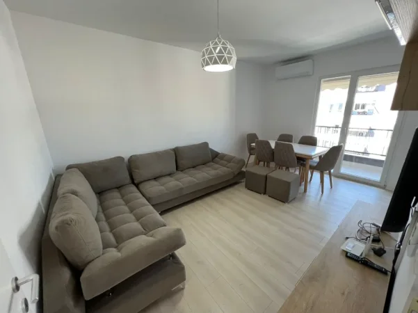 Tirane, jepet me qera apartament 2+1+Ballkon Kati 8, 90 m² (5 Maji)65,000 Lekë/muaj (i diskutueshëm)