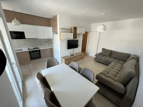 Tirane, jepet me qera apartament 2+1+Ballkon Kati 8, 90 m² (5 Maji)65,000 Lekë/muaj (i diskutueshëm)