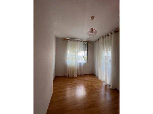 Tirane, jepet me qera apartament 2+1 Kati 2, 98 m² 650 € (KODRA E DIELLIT)