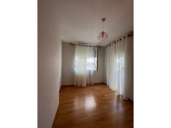 Tirane, jepet me qera apartament 2+1+Ballkon Kati 2, 98 m² 700 € (kodra e diellit)