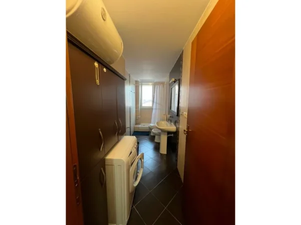 Tirane, jepet me qera apartament 2+1+Ballkon Kati 2, 98 m² 700 € (kodra e diellit)