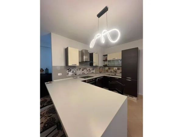 Tirane, jepet me qera apartament 2+1+Ballkon Kati 2, 98 m² 700 € (kodra e diellit)