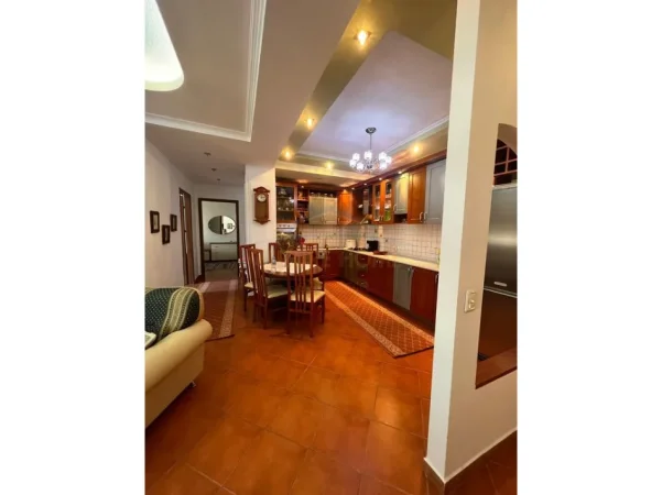 Tirane, jepet me qera apartament 2+1+2, Kati 7, 100 m² 700 € (21 Dhjetori)
