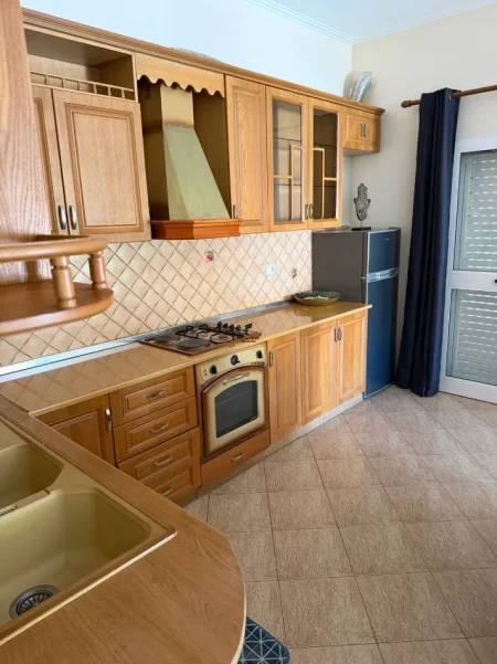 Tirane, jepet me qera apartament 3+1 Kati 2, 100 m² 550 € (ALLIAS)