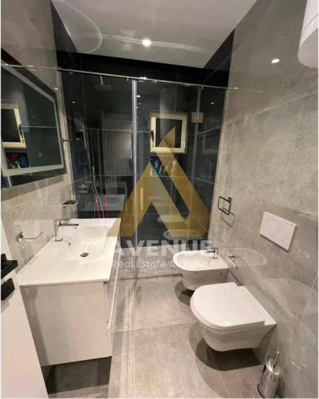 Tirane, jepet me qera apartament 2+1 Kati 7, 84 m² 700 € (Rruga e Dafinave)