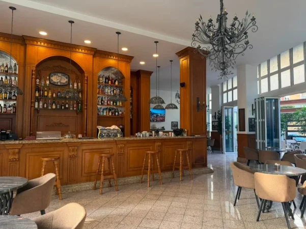 Tirane, jepet me qera ambjent biznesi Kati 0, 302 m² 3.500 € (Blloku i Ambasadave)