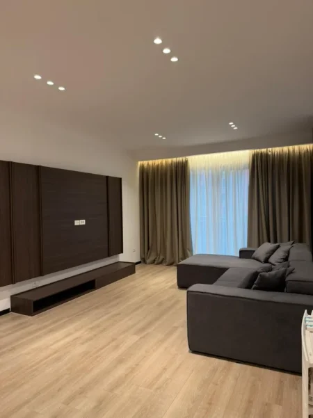 Tirane, jepet me qera apartament 2+1+Ballkon Kati 3, 140 m² 2.800 € (Lion Park 1)