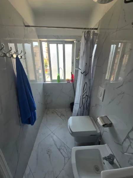 Tirane, jepet me qera garsonier 1+1 Kati 4, 38 m² 440 € (artan lenja)