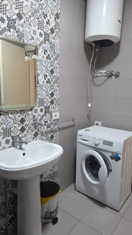Tirane, jepet me qera apartament 1+1+Ballkon Kati 4, 70 m² 500 € (Prokuroria e Tiranes)