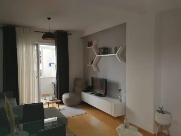 Tirane, shitet apartament 2+1 Kati 2, 82 m² 135000 € (Astir)