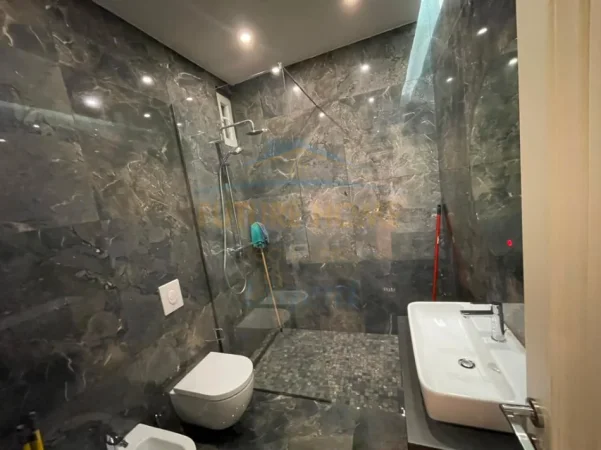 Tirane, jepet me qera apartament 1+1 , 63 m² 700 € (Kopshti Botanik)