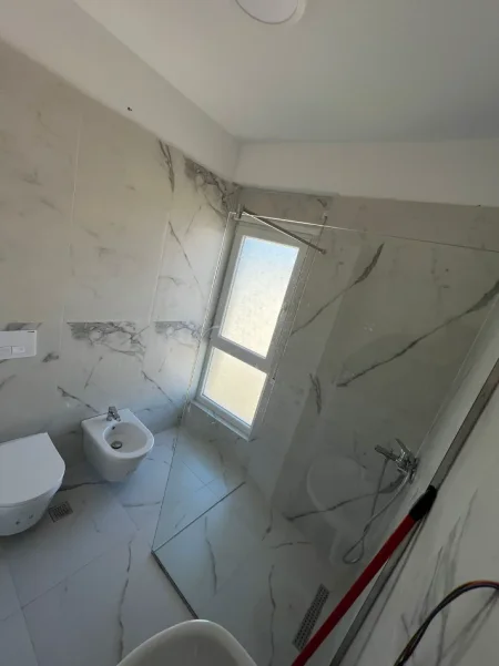 Tirane, jepet me qera apartament 2+1 , 90 m² 650 € (Rruga 5 Maji)