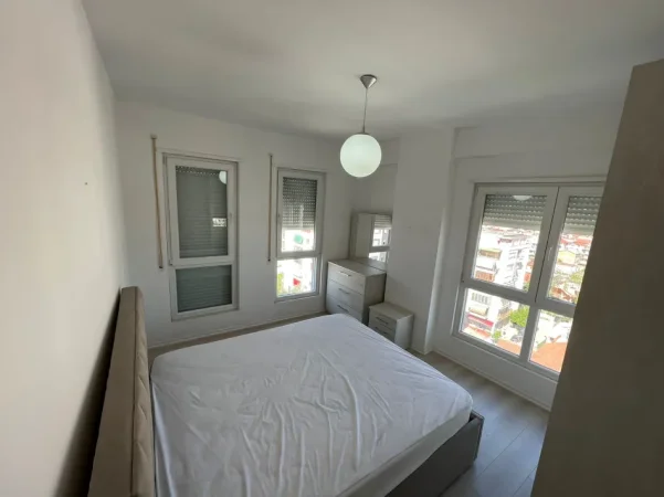 Tirane, jepet me qera apartament 2+1 , 90 m² 650 € (Rruga 5 Maji)