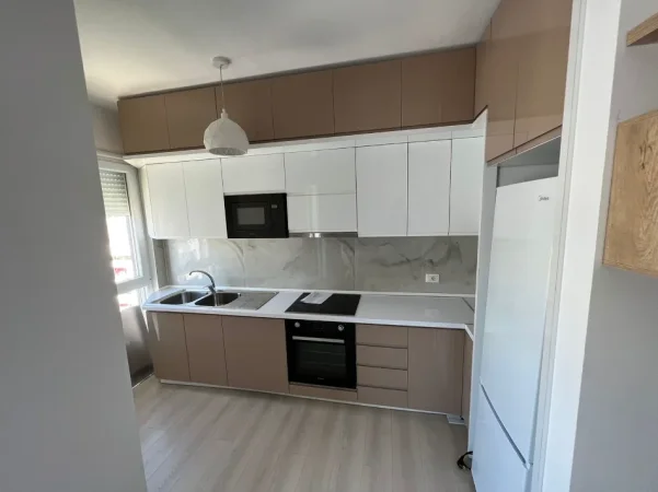 Tirane, jepet me qera apartament 2+1 , 90 m² 650 € (Rruga 5 Maji)