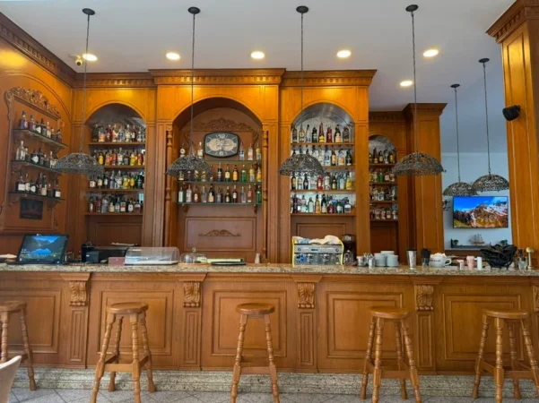 Tirane, jepet me qera bar-kafe Kati 0, 302 m² 3.500 € (Blloku i Ambasadave)