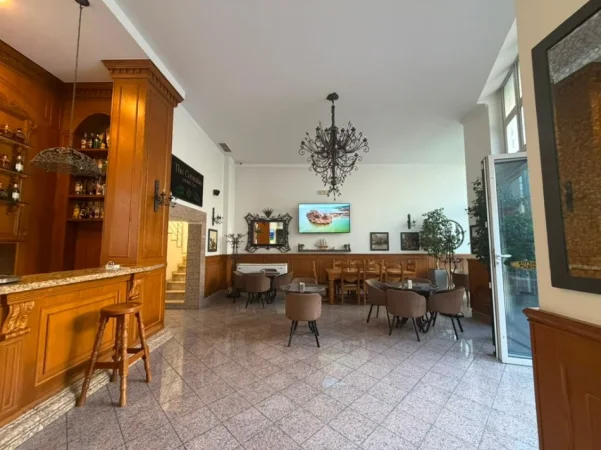 Tirane, jepet me qera bar-kafe Kati 0, 302 m² 3.500 € (Rruga e Durresit)