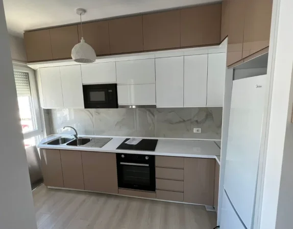 Tirane, jepet me qera apartament 2+1 , 100 m² 600 € 