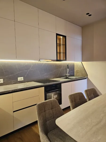 Tirane, jepet me qera apartament 2+1+Ballkon Kati 6, 120 m² 1.400 € (Kompleksi Delijorgji)