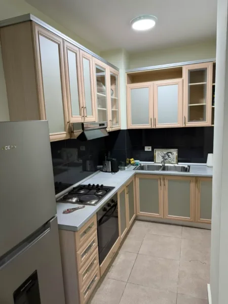 Tirane, jepet me qera apartament 2+1 Kati 8, 90 m² 500 € (Fresk,ish fizika berthamore)